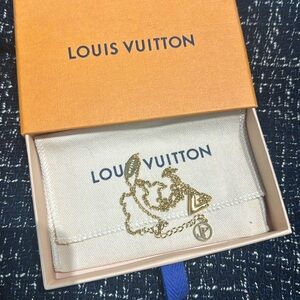 Like New ! Louis Vuitton necklace classic V